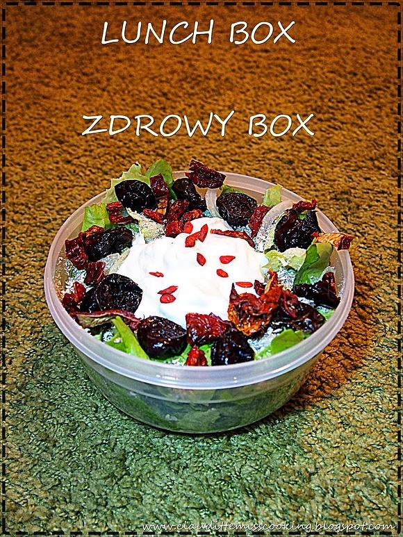 Lunch-box sałatka z suszonymi śliwkami i pomidorami