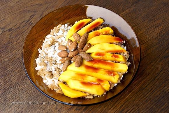 Mango z amarantusem płatkami ryżowymi i migdałami