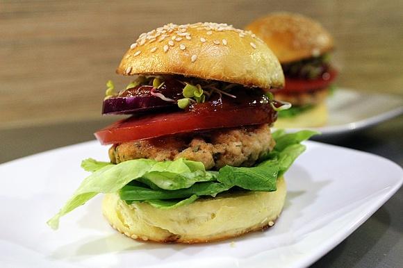 Burgery z łososia w domowej bułce z sosem bbq i śliwką
