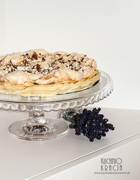 Ciasto z crème pâtissière i bezą z orzechami