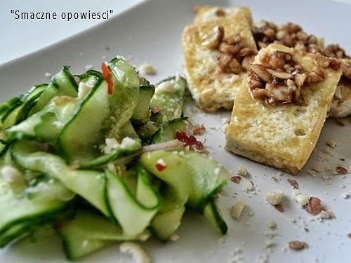 Smażone tofu z orzeszkami ziemnymi i sałatką z ogórka