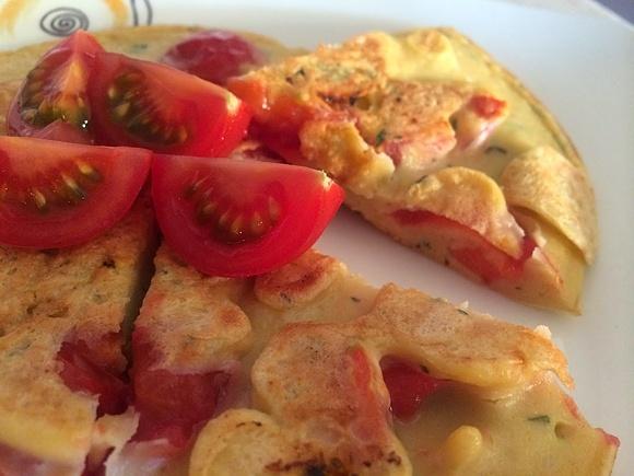 Orkiszowy omlet z pomidorkami i tymiankiem