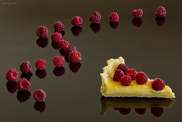 Śmietankowa tarta z malinami i kruchym spodem