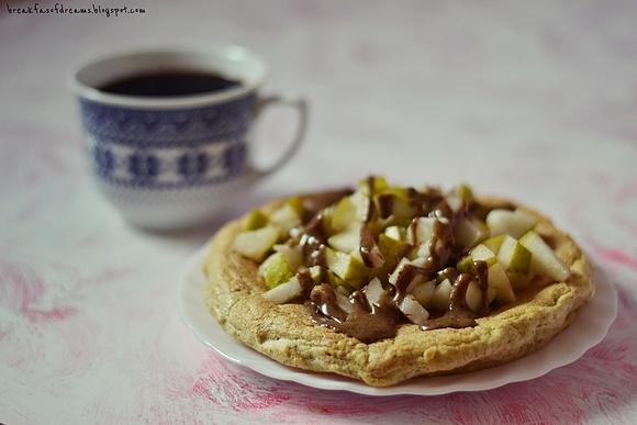 Omlet cynamonowy z gruszką i masłem orzechowym