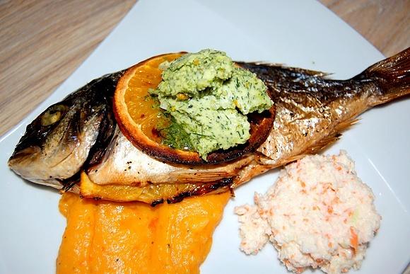 Pieczona dorada w pomarańczach