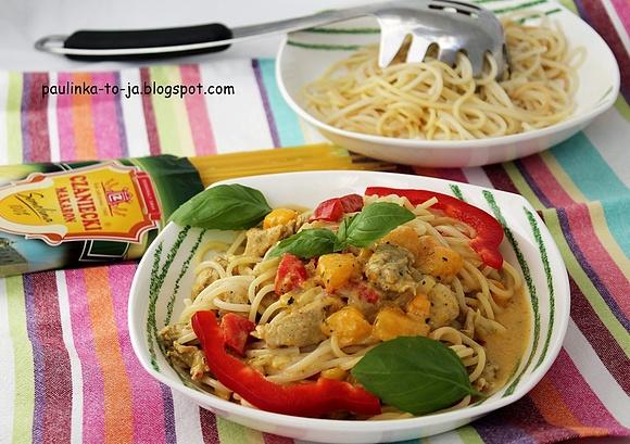 Makaron w kokosowym sosie curry z mango