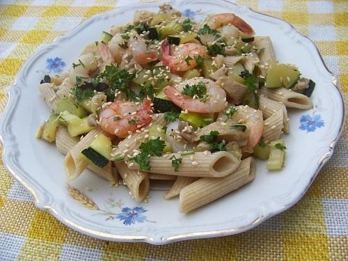 Światowy dzień makaronu penne z krewetkami i sezamem w białym winie