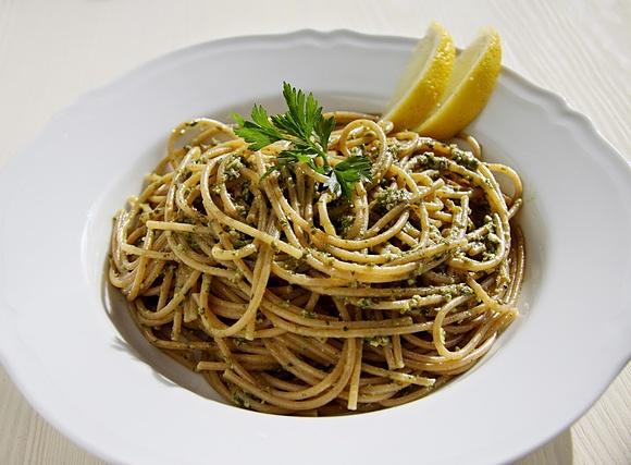 Spaghetti pełnoziarniste z pesto pietruszkowym