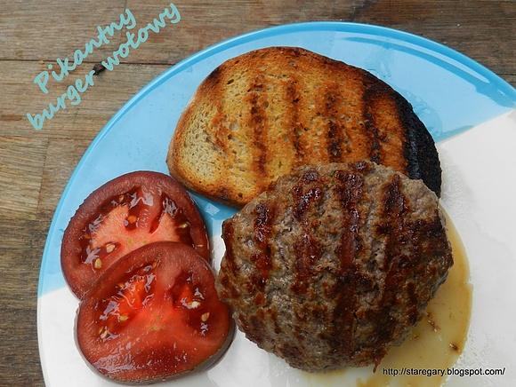 Pikantny burger wołowy na patelni z jalapeno i cheddarem