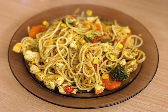 Spaghetti z warzywami i kurczakiem