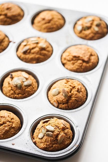 Wegańskie muffiny dyniowe pełnoziarniste z cynamonem