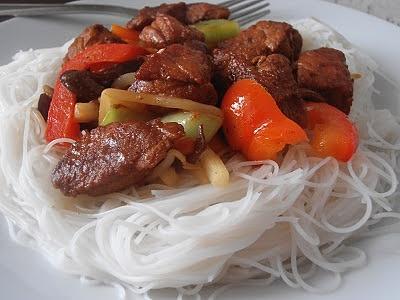 Wieprzowina orientalna z warzywami i makaronem ryżowym
