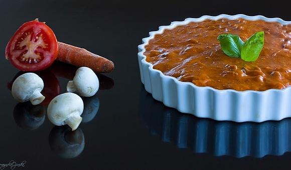 Makaronowa tarta z pieczarkami i sosem pomidorowym
