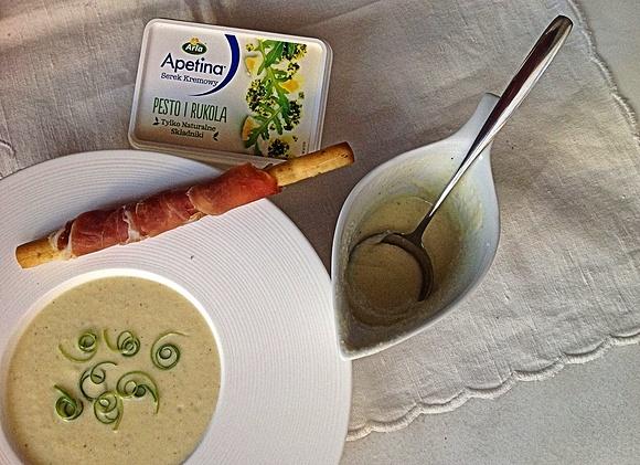 Krem z białych warzyw z pesto i rukolą