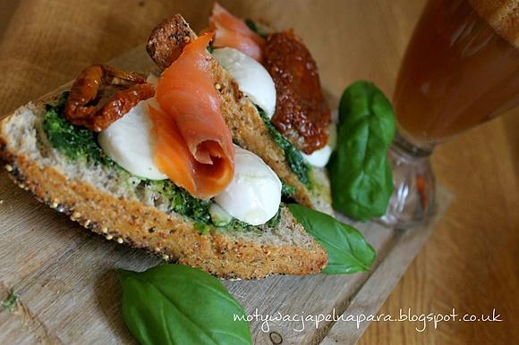 Śniadanie mistrzów z mozzarellą i pesto