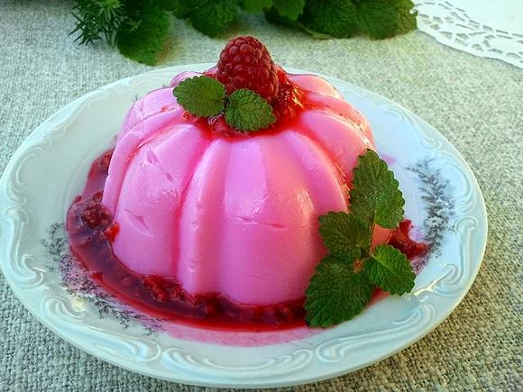 Słowacki pudding z gorącymi malinami
