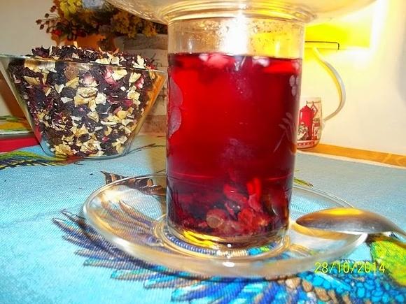 Herbatka owocowa z suszu – przepis na aromatyczny napój na chłodne wieczory