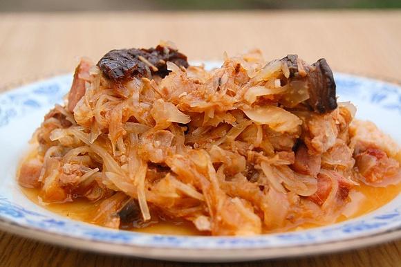 Bigos z kapusty, mięsa i grzybów