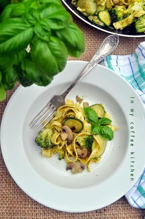 Makaron z pesto, cukinią i grzybami - szybki wegetariański obiad