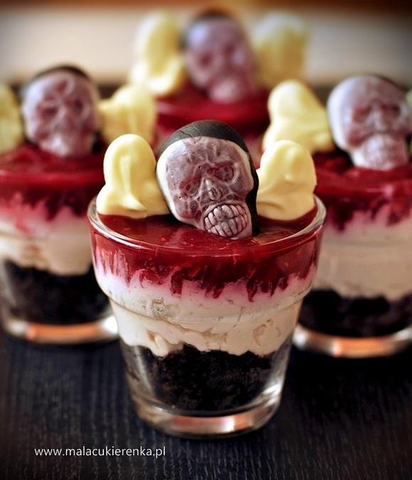 Serniczki na Halloween z sosem owocowym i czekoladowymi kośćmi