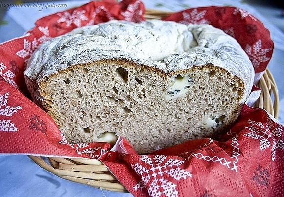Chleb z sera na zakwasie i drożdżach w garnku żeliwnym