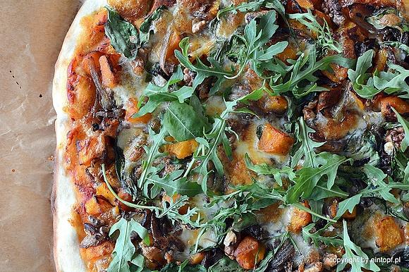 Pizza z dynią, szpinakiem i orzechami