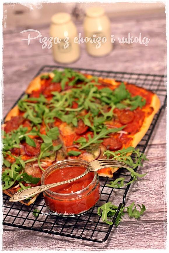 Pizza z chorizo i rukolą na cieście idealnym