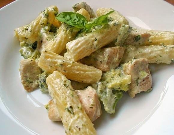 Penne w białym sosie z kurczakiem i brokułami