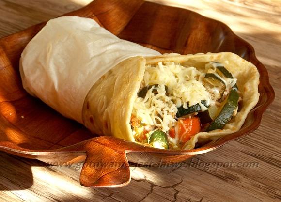 Tortilla nadziana gulaszem i mozzarellą