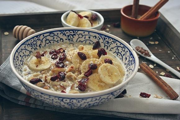 Piernikowa owsianka z bananem i żurawiną