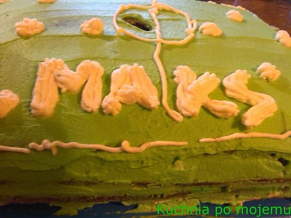 Domowy tort piłkarski śmietanowo-brzoskwiniowy Boisko typu orliki