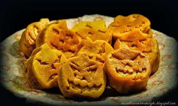 Halloweenowe muffinki marchewkowe