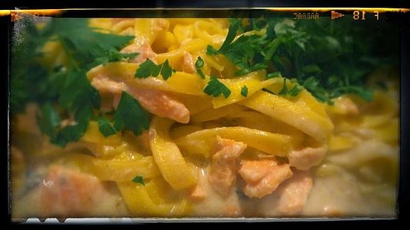 Fettucine ala gorgonzola z łososiem