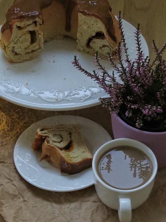 Zawijana drożdżowa babka z dyniową wkładką