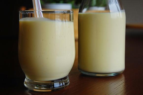 Lassi jogurtowy napój z mango i kardamonem