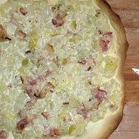 Tarte flambee - francuskie danie z sosem śmietanowym i boczkiem
