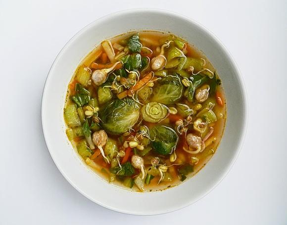 Zupa warzywna z brukselką kapustą bok choy i kiełkami