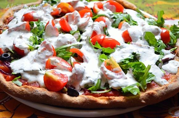 Pizza razowa z rukolą i pomidorkami
