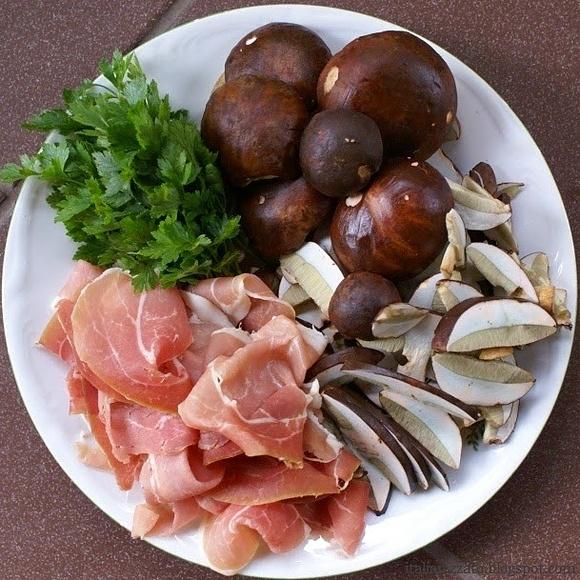 Tagliatelle z grzybami i surową szynką