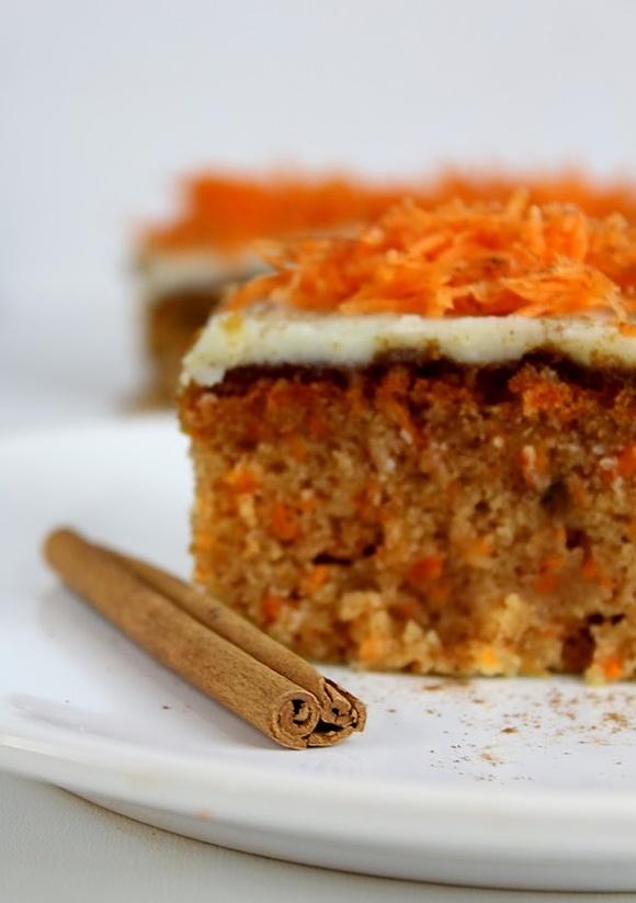 Ciasto marchewkowe z kremową polewą i korzennym aromatem
