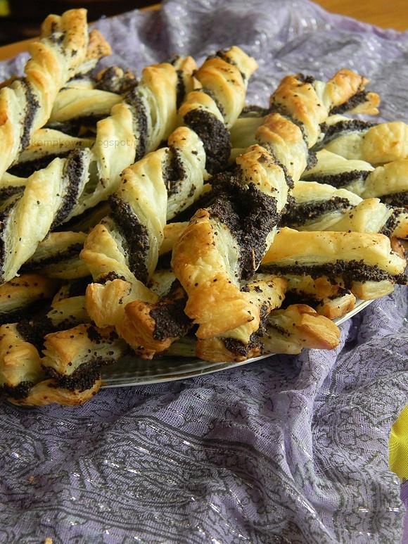 Zwijańce z ciasta francuskiego z makiem