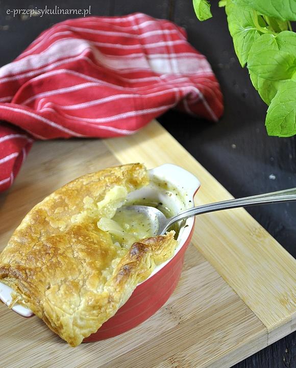 Zupa cebulowa pod ciastem francuskim