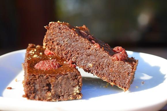 Brownies razowe z malinami