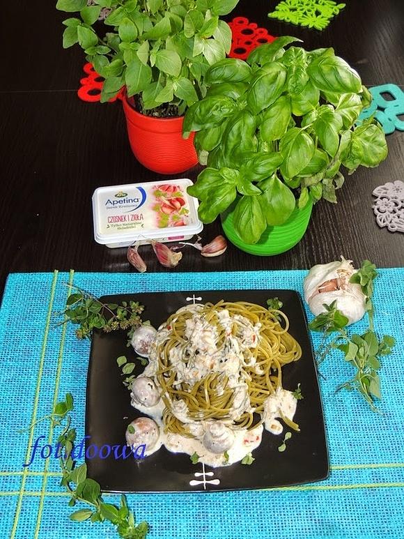 Szpinakowe spaghetti z kremowym serem i chrupiącymi piniolami