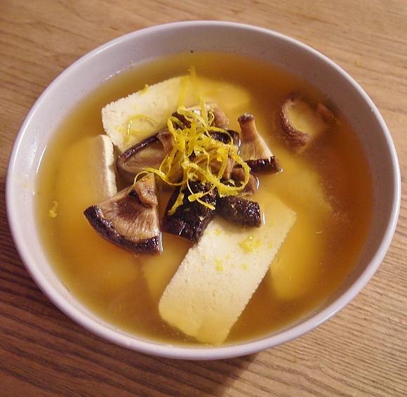 Japoński bulion dashi z grzybami shiitake i tofu