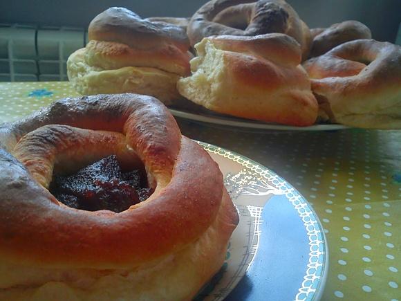 Różyczki drożdżowe z marmoladą