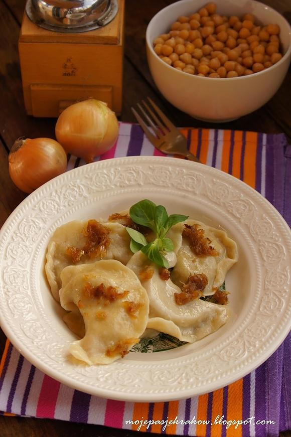 Pierogi z ciecierzycą i duszoną cebulką