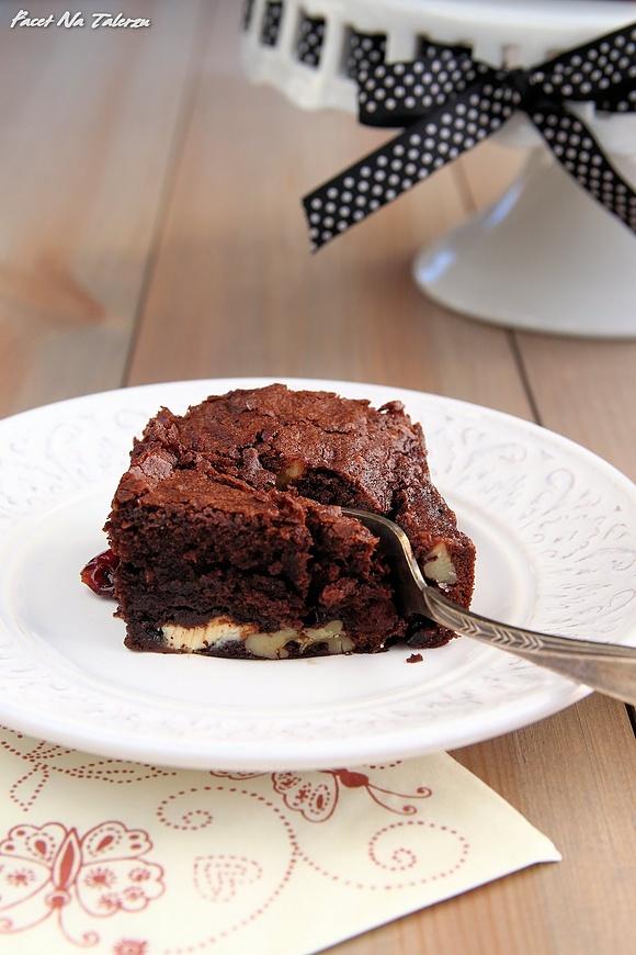 Mocno czekoladowe brownie z orzechami i żurawiną