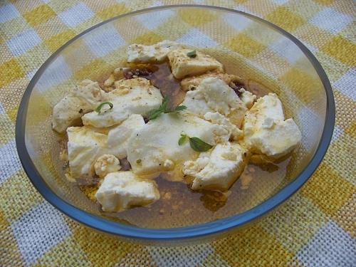 Mozzarella z fetą marynowane w oliwie z suszonymi pomidorami