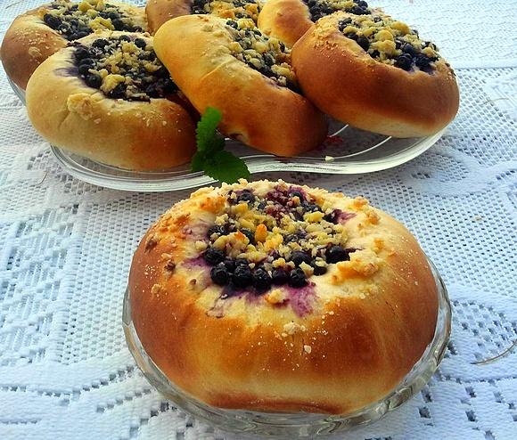 Puchate drożdżówki z borówkami i kokosem